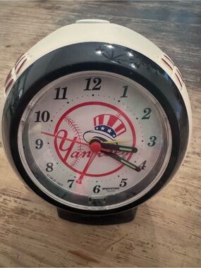 Sportstime Bulova New York Yankees Baseball Analog Clock Anger Management prop